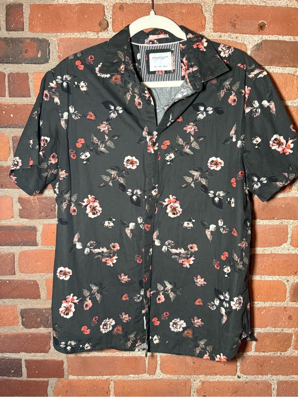 Denim & Flower Black Short-Sleeve Floral Button-Up Shirt with Pink Accents